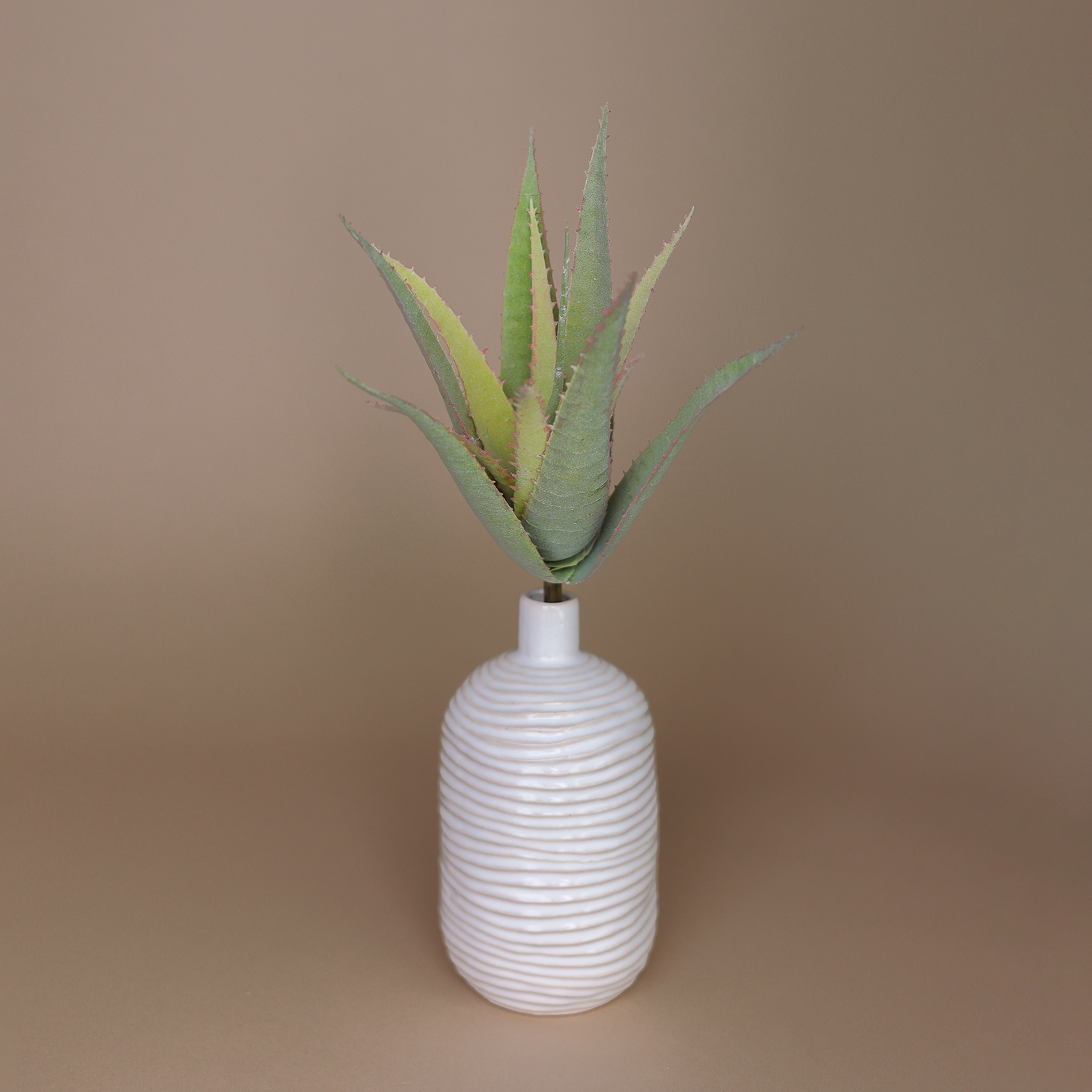 Aloe Kunstzweig in der cremeweiß geriffelten Vase 