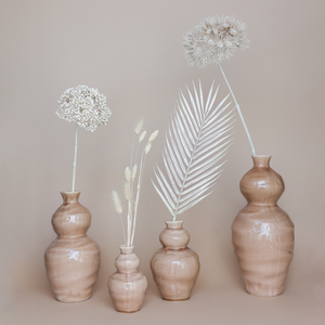 Fritz Set Palmenblatt Kunstzweig creme mit verschiedenen Trockenblumen in braunen Keramikvasen 